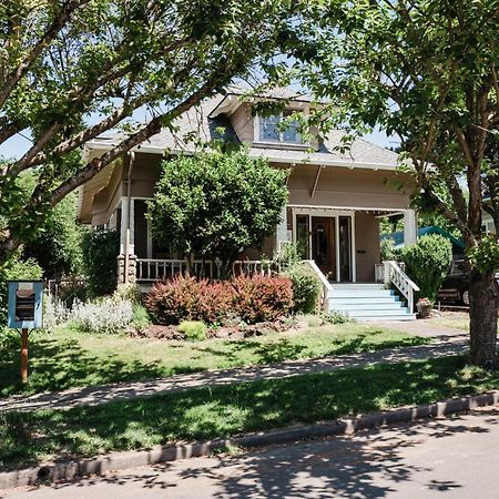 Southeast Portland Comfy & Eclectic Craftsman Home 外观 照片