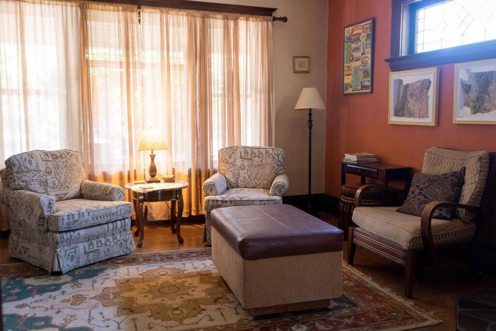 Southeast Portland Comfy & Eclectic Craftsman Home 外观 照片